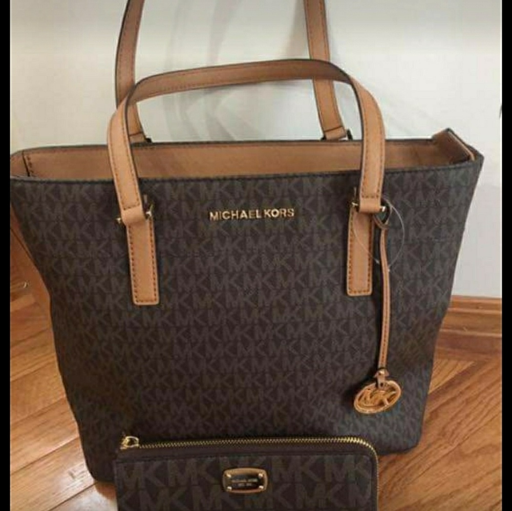 Authentic Micheal Kors purse  w /matching wallet